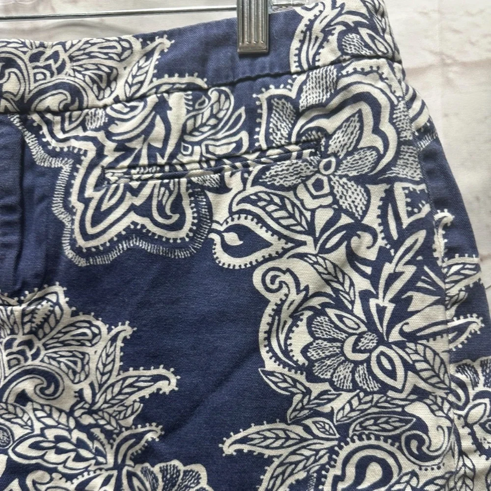 Gap women’s blue & white floral‎ shorts size 6
